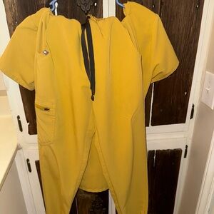 Figs Scrub Set Mustard Yellow